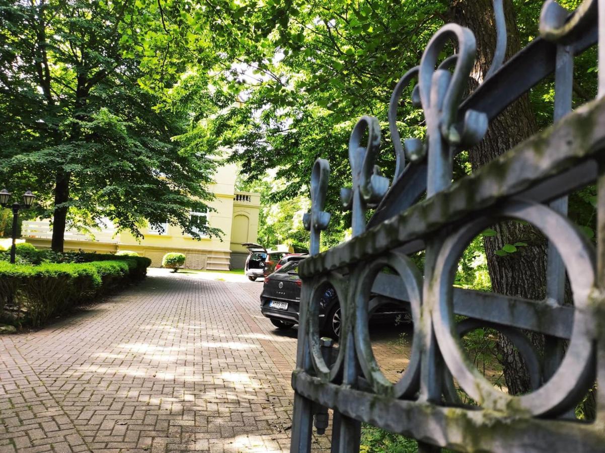Sandkastenliebe Charmante Ferienwohnung In Villa Dornum Exteriör bild